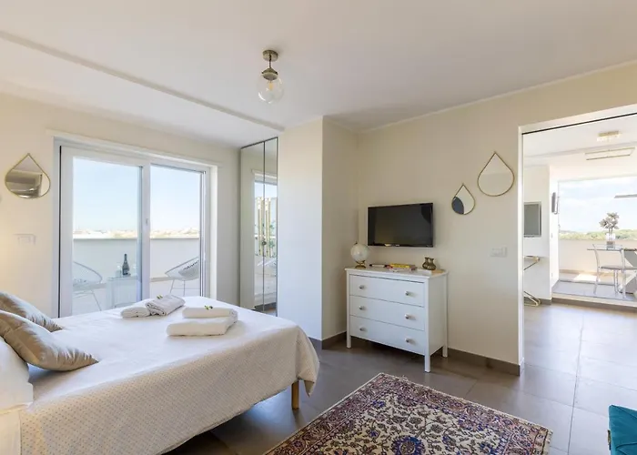 Penthouse With A Panoramic Rooftop In Trastevere With Seasonally Jacuzzi