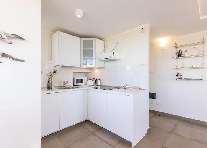 Penthouse With A Panoramic Rooftop In Trastevere With Seasonally Jacuzzi